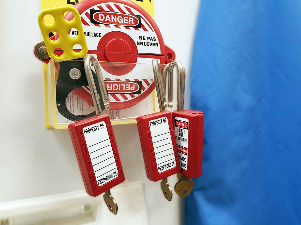lockout_tagout_worker_workplace_safety
